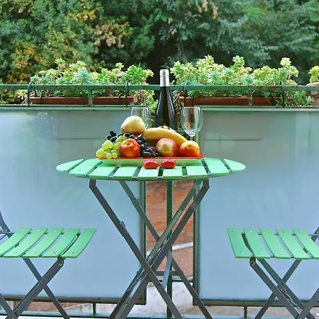 At Colosseo With Terrace Overlooking The Garden By Lyon Apartamento