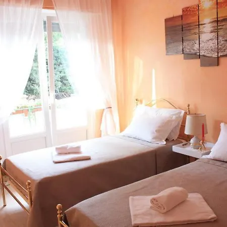 At Colosseo With Terrace Overlooking The Garden By Lyon Apartamento *